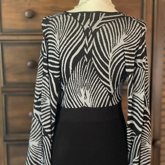 Women’s Cyrus Sweater - Picture 4 of 4